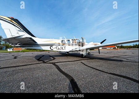 Un Beechcraft Baron sur la piste après l'atterrissage Banque D'Images