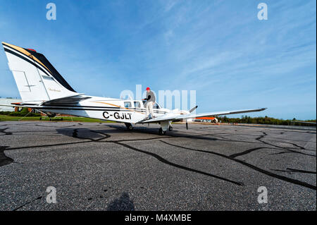 Un Beechcraft Baron sur la piste après l'atterrissage Banque D'Images