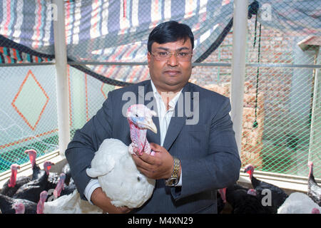 Md. Amir Hossain Sarkar, propriétaire de la première grande entreprise du Bangladesh Turquie ferme "Sarker Modarn Turquie ferme" à Ashulia, Savar, Dhaka, Bangladesh. Banque D'Images