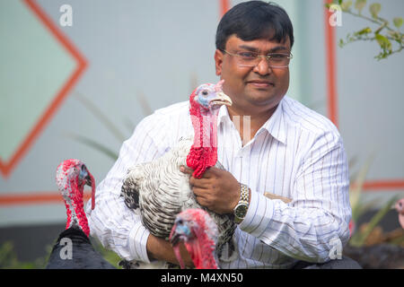 Md. Amir Hossain Sarkar, propriétaire de la première grande entreprise du Bangladesh Turquie ferme "Sarker Modarn Turquie ferme" à Ashulia, Savar, Dhaka, Bangladesh. Banque D'Images