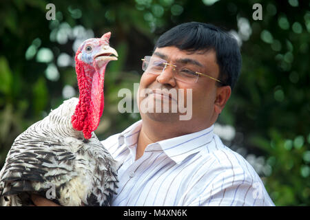 Md. Amir Hossain Sarkar, propriétaire de la première grande entreprise du Bangladesh Turquie ferme "Sarker Modarn Turquie ferme" à Ashulia, Savar, Dhaka, Bangladesh. Banque D'Images