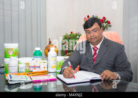 Md. Amir Hossain Sarkar, propriétaire de la première grande entreprise du Bangladesh Turquie ferme "Sarker Modarn Turquie ferme" à Ashulia, Savar, Dhaka, Bangladesh. Banque D'Images