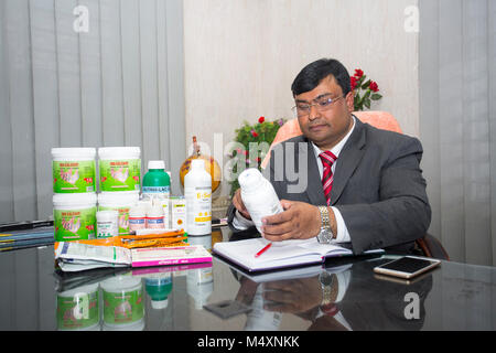 Md. Amir Hossain Sarkar, propriétaire de la première grande entreprise du Bangladesh Turquie ferme "Sarker Modarn Turquie ferme" à Ashulia, Savar, Dhaka, Bangladesh. Banque D'Images