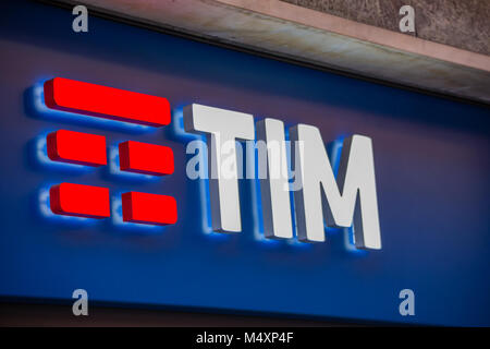 RAVENNA, ITALIE - février 15, 2018 : TIM logo. La garde des finances italienne inspecte le siège de TIM pour les arrangements contre la concurrence pour mon Banque D'Images