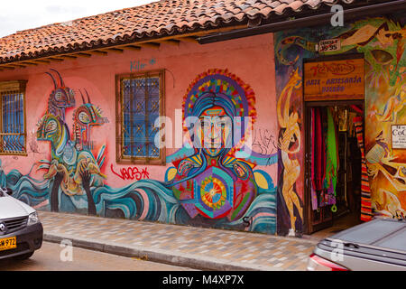 Bogota, Colombie - Section du Street Art fresque peinte sur la façade côté rue : mur d'un bâtiment, par le célèbre artiste de rue colombienne Rodez Banque D'Images