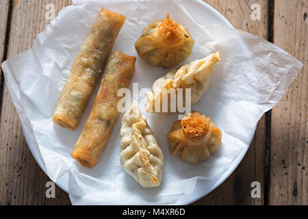 Wonton crevettes, rouleaux de printemps aux légumes et légumes des sacs d'argent Banque D'Images