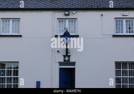 Entrée extérieure et feu de jardin au-dessus de la porte une station de jardin rural à Carlingford, comté de Louth Irlande. Banque D'Images