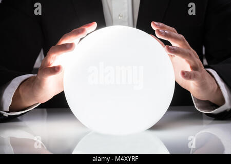 Close-up of Businessman Main sur Crystal Ball Banque D'Images