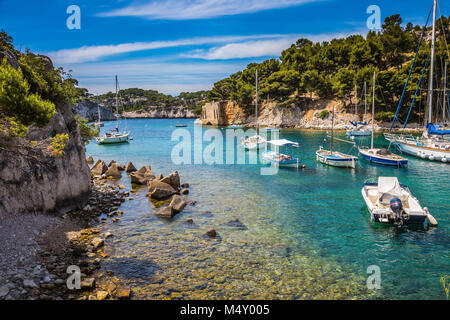 Les yachts dans le fjord de la mer Banque D'Images