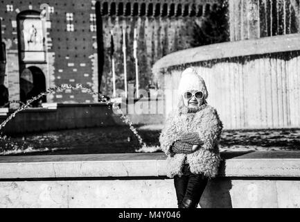 Redécouvrir les choses tout le monde aime à Milan. smiling trendy girl à Milan, Italie Banque D'Images