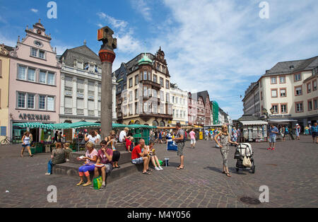 La vie en ville au marché principal marché, croix, Trèves, Rhénanie-Palatinat, Allemagne, Europe Banque D'Images