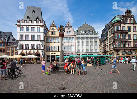 La vie en ville au marché principal marché, croix, Trèves, Rhénanie-Palatinat, Allemagne, Europe Banque D'Images