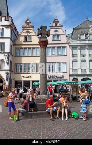 La vie en ville au marché principal marché, croix, Trèves, Rhénanie-Palatinat, Allemagne, Europe Banque D'Images