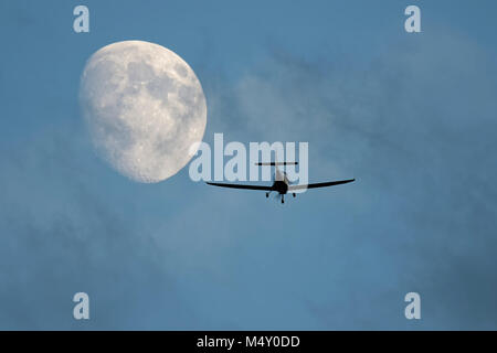 Vol d'avion léger vers la lune Banque D'Images