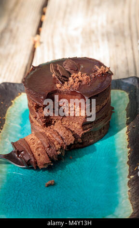 Mousse au chocolat crémeux gâteau en couches Banque D'Images