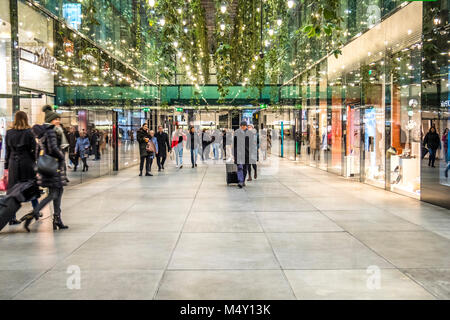 MUNICH, ALLEMAGNE - 15 février 2018 : Les gens de shopping dans un centre commercial allemand typique appelé Fuenf Höfe à Munich Banque D'Images