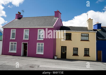 Peinture pastel de ses maisons mitoyennes dans le village des Eyeries sur la péninsule de Beara. Irlande du Sud. Banque D'Images