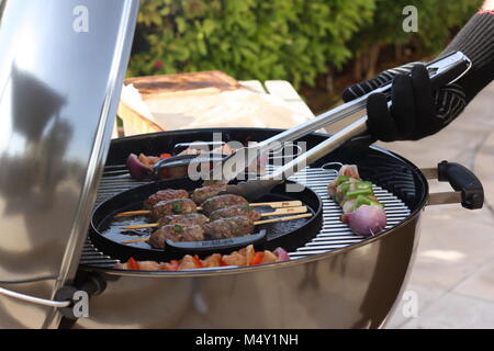 N'importe qui pour un barbecue ? Les kebabs et la cuisson. prêt Banque D'Images