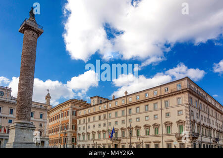 Rome, Italie, 18 février 2017 : les gens de la Piazza Colonna à Rome avec la colonne de Marc-aurèle au centre de la place, et Palais Chigi à Banque D'Images