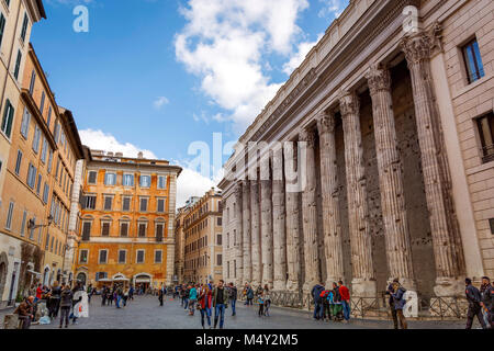 Rome, Italie, 18 février 2017 : les gens marcher près du Temple d'Hadrien à Piazza di Pietra à Rome, Italie. Banque D'Images