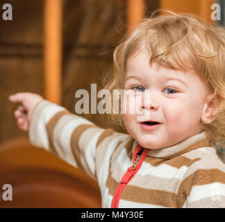 L'enfant aux cheveux bouclés blonds Banque D'Images