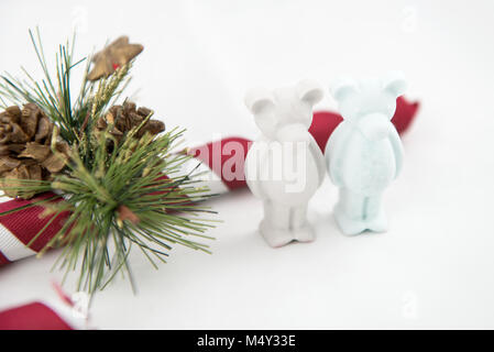 Beau petit ours en plâtre souhaite Joyeux Noël, fond rouge Banque D'Images