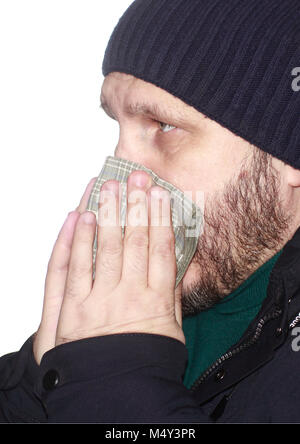 Homme barbu malade soufflant son nez dans un mouchoir Banque D'Images