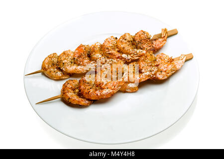 Les brochettes de crevettes isolé sur fond blanc Banque D'Images