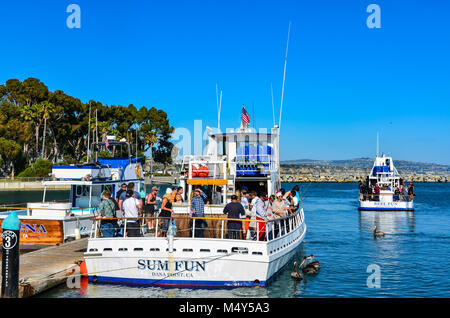 Les touristes à bord d'un bateau de pêche au port de Dana Point, à Orange County, CA. Banque D'Images