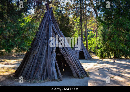 La structure de l'écorce la pièce à Marshall Gold Discovery State Historic Park à Coloma, Californie dépeint la vie quotidienne à un Nisenan village. Banque D'Images