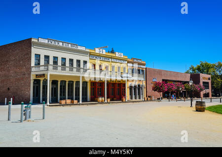 Rangée de bâtiments historiques restaurés dans Old Sacramento State Historic Park à Sacramento, en Californie. Banque D'Images