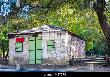 Man Wah Lee et hop boutiques, vestiges de colonie chinoise, au parc de découverte de l'or Marshall à Coloma, CA. Banque D'Images