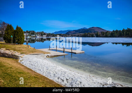 Plage vide et quai sur le lac Miroir à Lake Placid, NY Banque D'Images