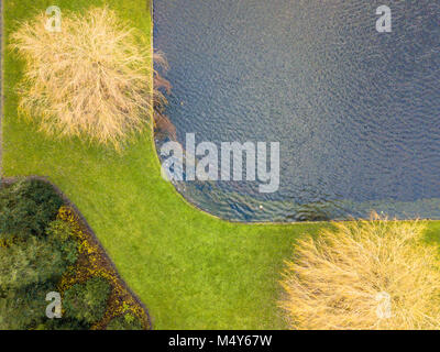 Vue aérienne détail parc avec étang et arbres Banque D'Images