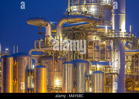 Détail des colonnes de distillation de l'industrie chimique dans la nuit. Arrière-plan de la pétrochimie. Banque D'Images
