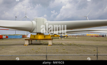 Site de construction avec des rotors de turbine éolienne géante sur moulin assambly yard pour construire des éoliennes en mer Banque D'Images