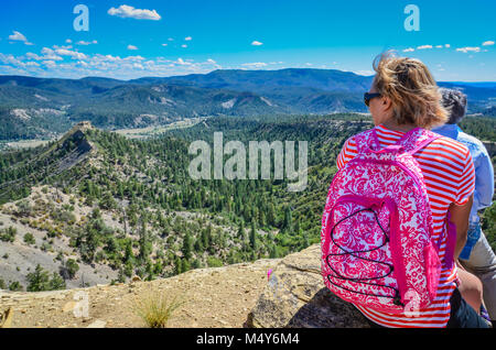 Chimney Rock, CO, USA. Un couple admire vue de Chaco Canyon à Chimney Rock National Monument. Banque D'Images