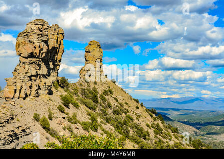 Vue horizontale de deux flèches à Chimney Rock National Monument à San Juan National Forest dans le sud-ouest du Colorado. Banque D'Images