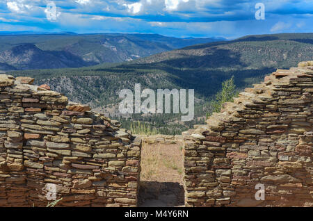 Avis de Chaco Canyon à travers kiva porte à Chimney Rock National Monument. Banque D'Images