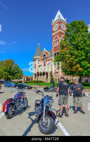Les motards en face de vert historique dans le palais de justice du comté de Monroe, WI, le "Swiss Cheese capitale de la France.' Banque D'Images