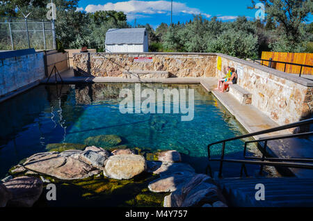 Saratoga, WY, États-Unis d'Amérique. Hobo Sex extérieure, une des sources chaudes naturelles contenues dans une piscine dans les rochers. Banque D'Images