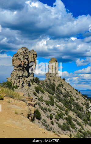 Vue verticale de namesake spires à Chimney Rock National Monument à San Juan National Forest dans le sud-ouest du Colorado. Banque D'Images