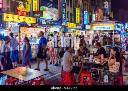 TAIPEI, TAIWAN - Le 14 juillet : c'est un célèbre marché nocturne de Ningxia Night Market qui a de nombreux vendeurs de rue et est situé dans le centre-ville Banque D'Images