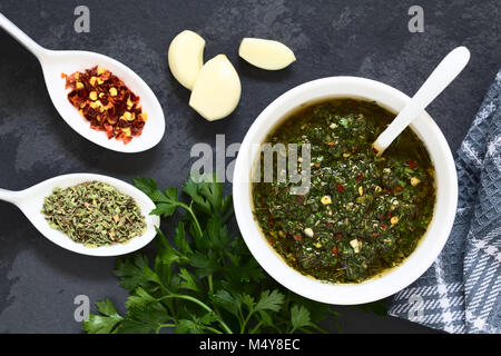 Des matières premières ou Chimichurri vert argentin salsa ou bavette sauce de persil, l'ail, l'origan, le piment, l'huile d'olive, vinaigre Banque D'Images