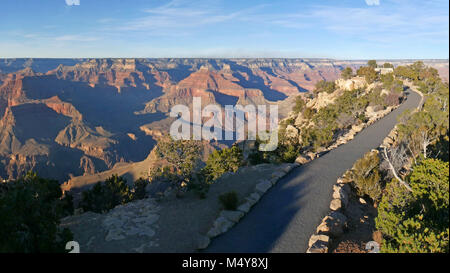 Sentier menant au monument en pierre à Powell Point (le long de la route historique ermite sur le South Rim) le Mémorial commémore la 1869 et 1871-1872 aux excursions exploratoires par Grand Canyon de la rivière Colorado, par le Major John Wesley Powell et ses membres d'équipage. De superbes panoramas 200°, peut être apprécié à partir de Powell Point. Téléchargez notre planificateur de voyage Grand Canyon 2018 : fin de l'après-midi les ombres dans Grand Canyon vu du sentier pavé qui mène de l'arrêt de bus navette à Powell Point. Dans la distance, le monument en pierre est visible.] Le Parc National du Grand Canyon Sentier Banque D'Images