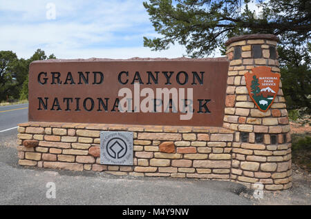 Le long de la route 64, le Desert View/ panneau d'entrée de l'Est accueille les visiteurs à Grand Canyon National Park. Puis, ils sont accueillis par une série de cabines d'entrée d'un passage en voiture doublés de murs en pierre d'arc, rappelant la construction du Desert View Watchtower, dans une interprétation moderne qui intègre des colonnes et poutres en acier. Le Parc National du Grand Canyon est signe d'entrée . Banque D'Images