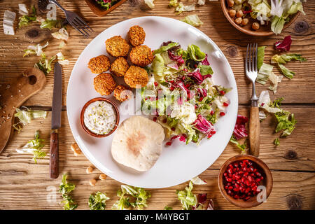 Falafel, boulettes frites de pois chiches au sol avec de la laitue et la sauce tahini Banque D'Images