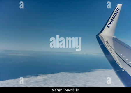 Ryanair, compagnie aérienne, Boeing 737 vol d'un avion dans le ciel bleu. Aile avec logo sur winglet. Copier l'espace. Banque D'Images