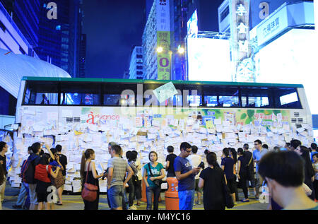 HONG KONG, 1 OCT : Des manifestants occupent la route en bus, sont obligés de rester ici à Mongkok, le 1 er octobre 2014. après que la police fire tear shell dans une manifestation pacifique le 28 septembre, plus de personnes Inscrivez-vous la manifestation Banque D'Images