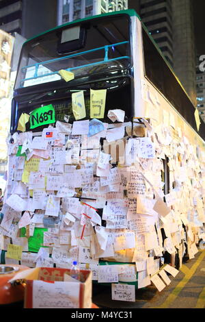 HONG KONG, 1 OCT : Des manifestants occupent la route en bus, sont obligés de rester ici à Mongkok, le 1 er octobre 2014. après que la police fire tear shell dans une manifestation pacifique le 28 septembre, plus de personnes Inscrivez-vous la manifestation Banque D'Images